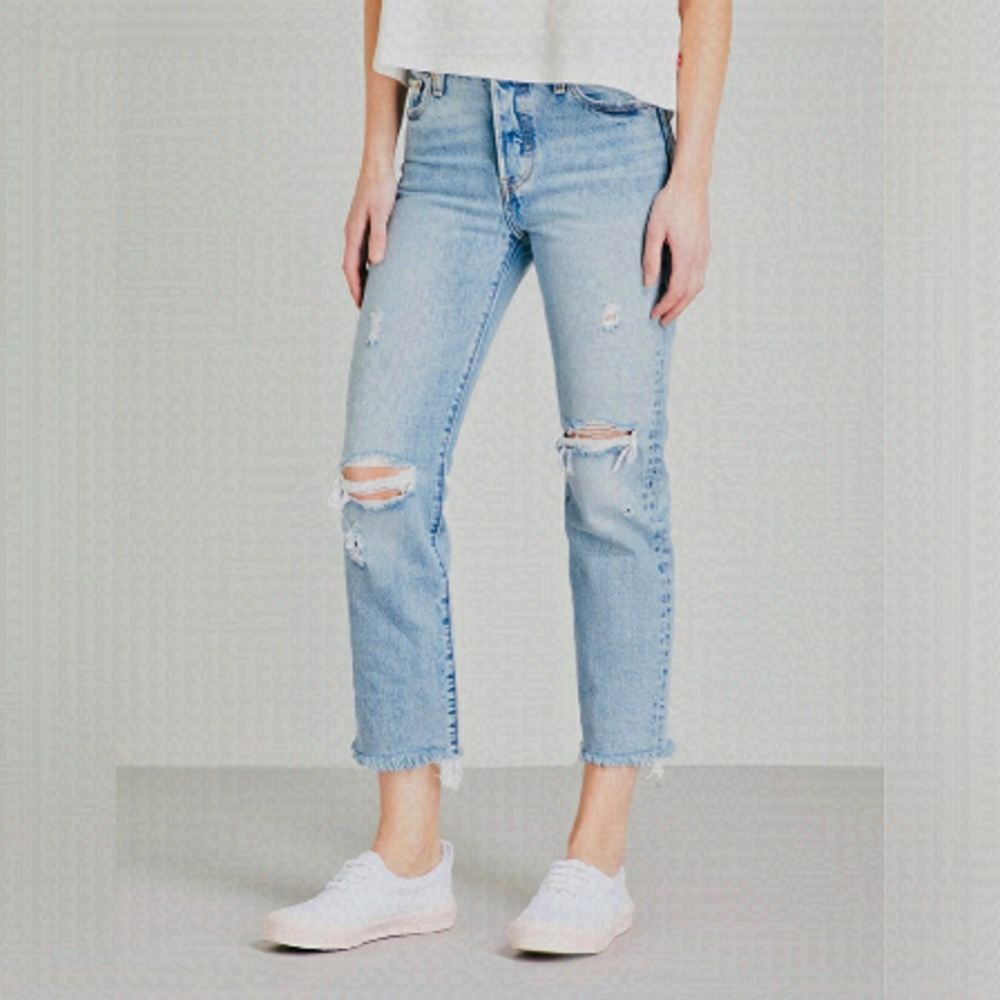 Levi’s Wedgie Straight Light Wash Distressed Ripped Knee Raw Hem Ankle Jeans 26